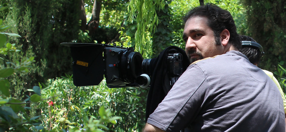 مرتضی شمس کارگردان و فیلم ساز مستقل فیلم کوتاه و فیلم بلند که در جشنواره های فیلم کوتاه حضور داشته و چندین نامزدی برای فیلم کوتاه و برنده بهترین فیلم کوتاه کردی از جشنواره سلیمانیه شده است.
Morteza Shams is a director and independent filmmaker of short films and feature films who has participated in short film festivals and won several nominations for short films and won the best Kurdish short film from the Sulaymaniyah Festival.